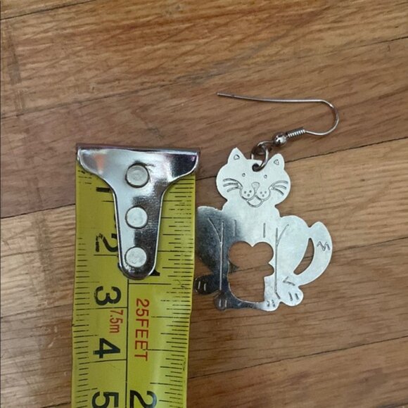 Cute cat and mouse silver colour drop earring, asymmetrical - Picture 8 of 10